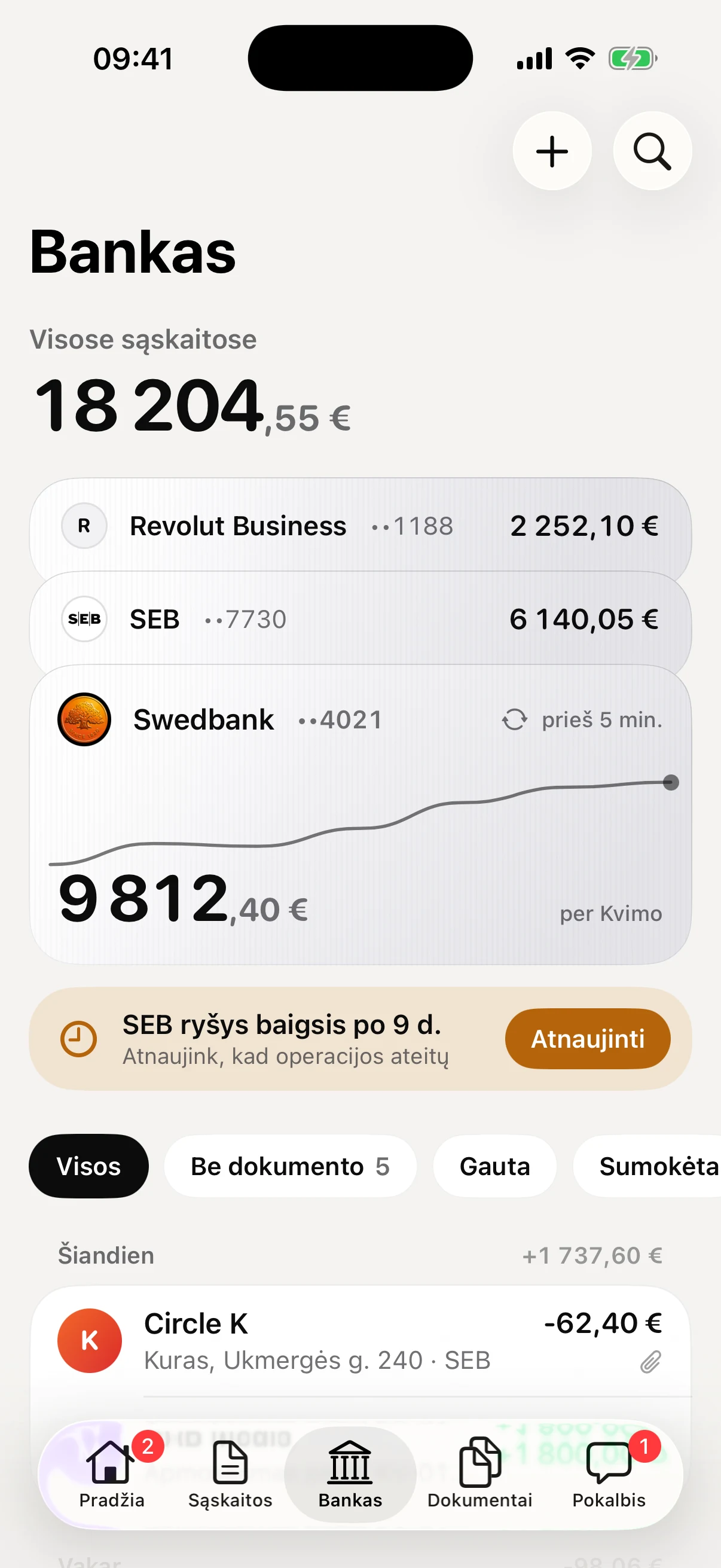 Bank screen: every connected account with its balance, and a banner that one connection ends in 9 days